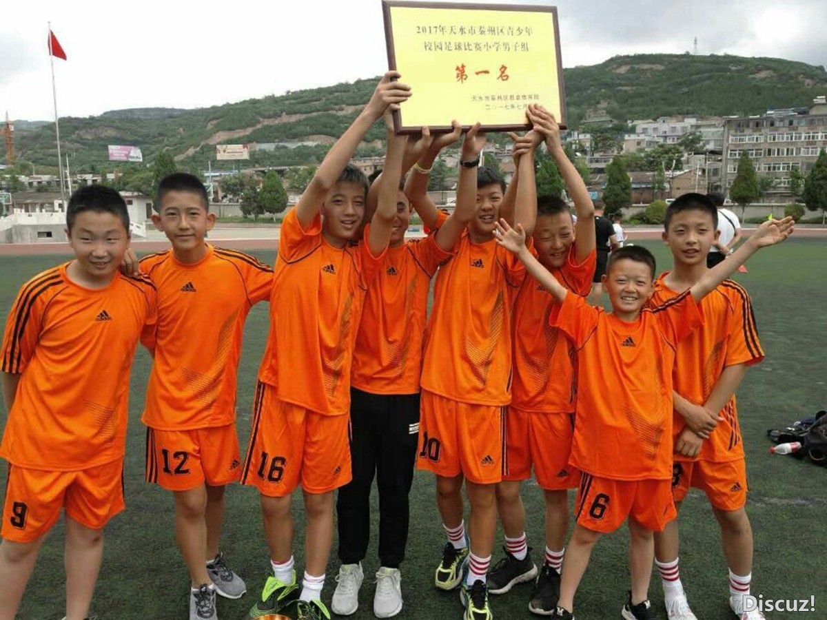 我校足球队捧得“区长杯”青少年校园足球比赛小学男子组冠军