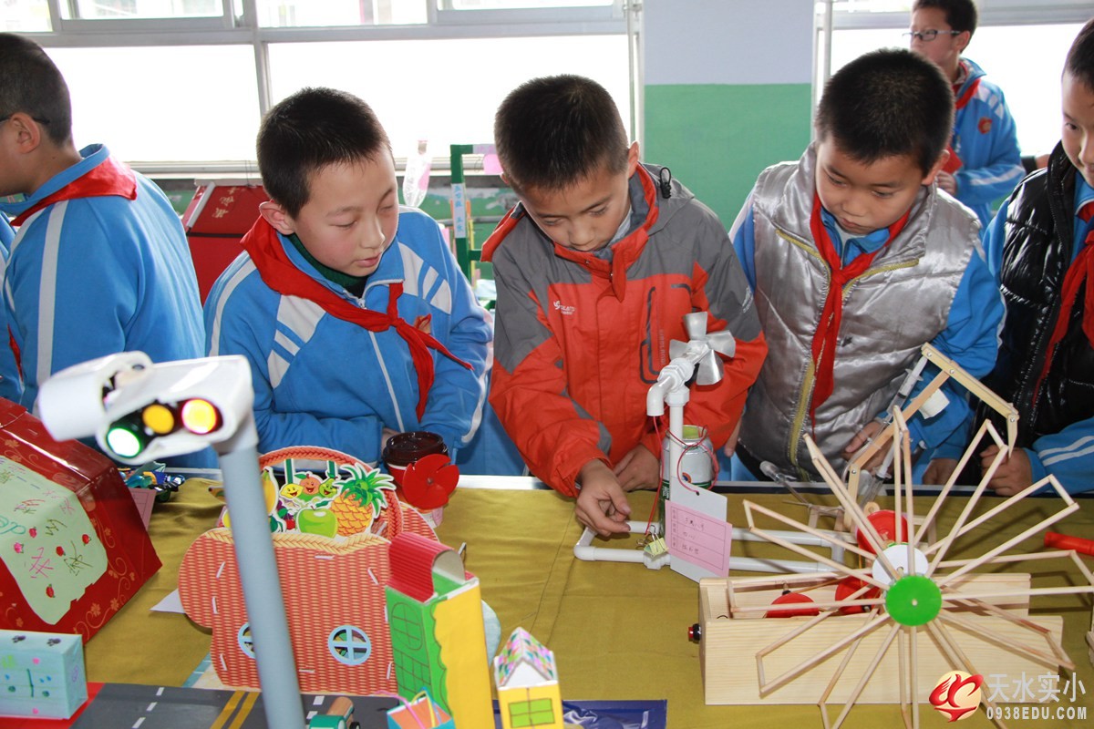 我校举办“爱科学 学科学 用科学”科技小制作、小发明展评活动