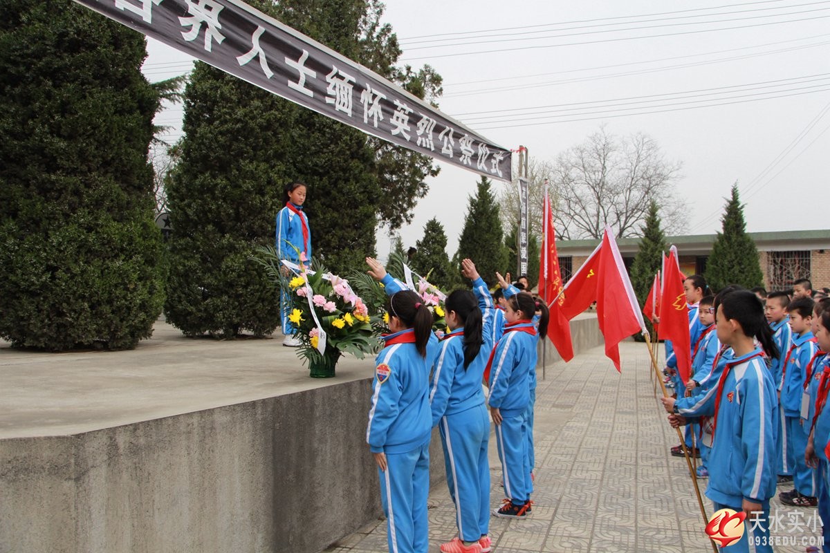我校师生赴烈士陵园参加祭扫烈士墓活动