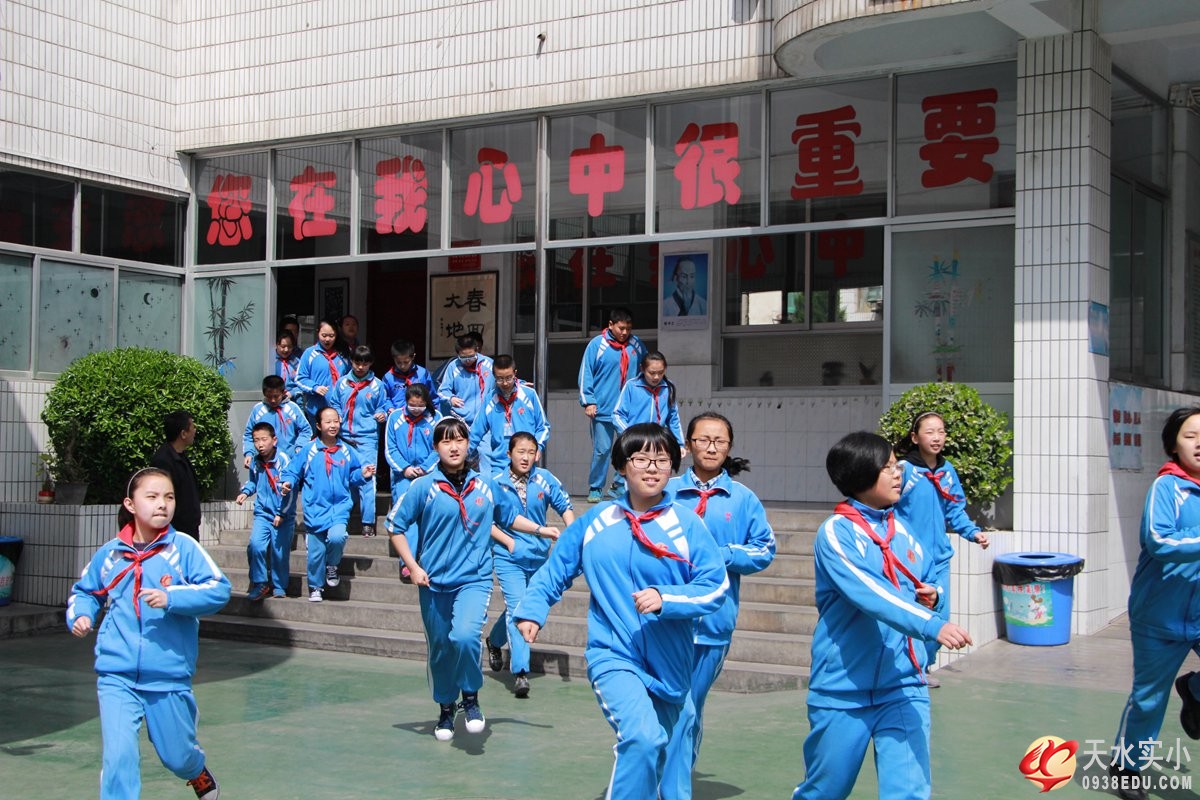 我校进行应急避险疏散演练