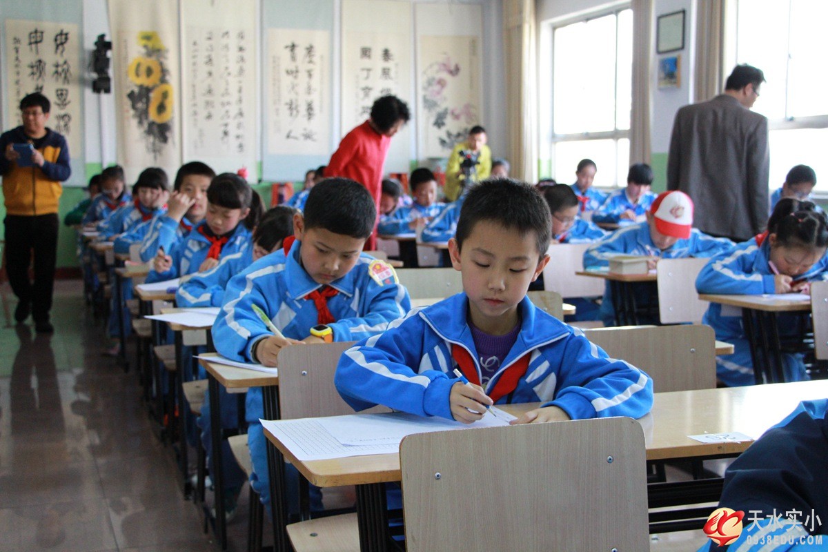 我校举办首届校园诗歌节现场决赛