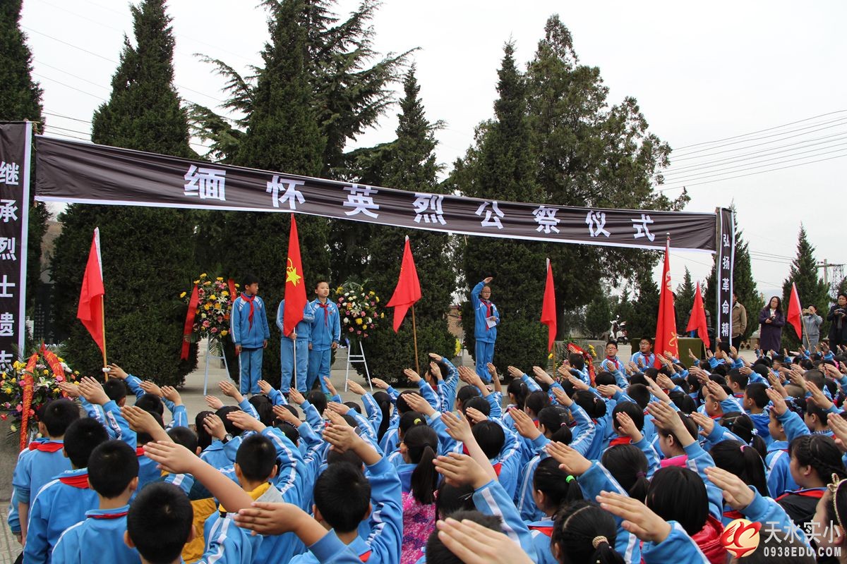 我校师生赴烈士陵园举行清明祭扫活动