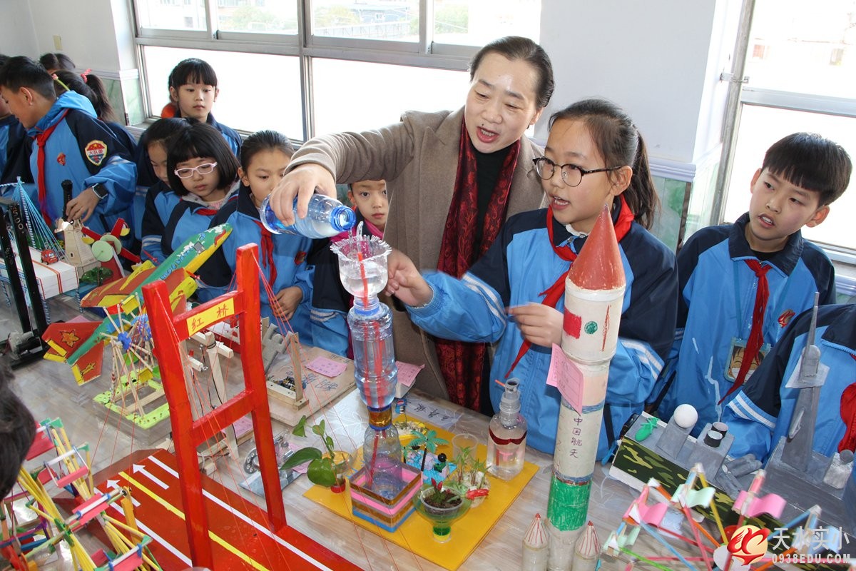 我校举办“爱科学，学科学，用科学”科技小制作展评