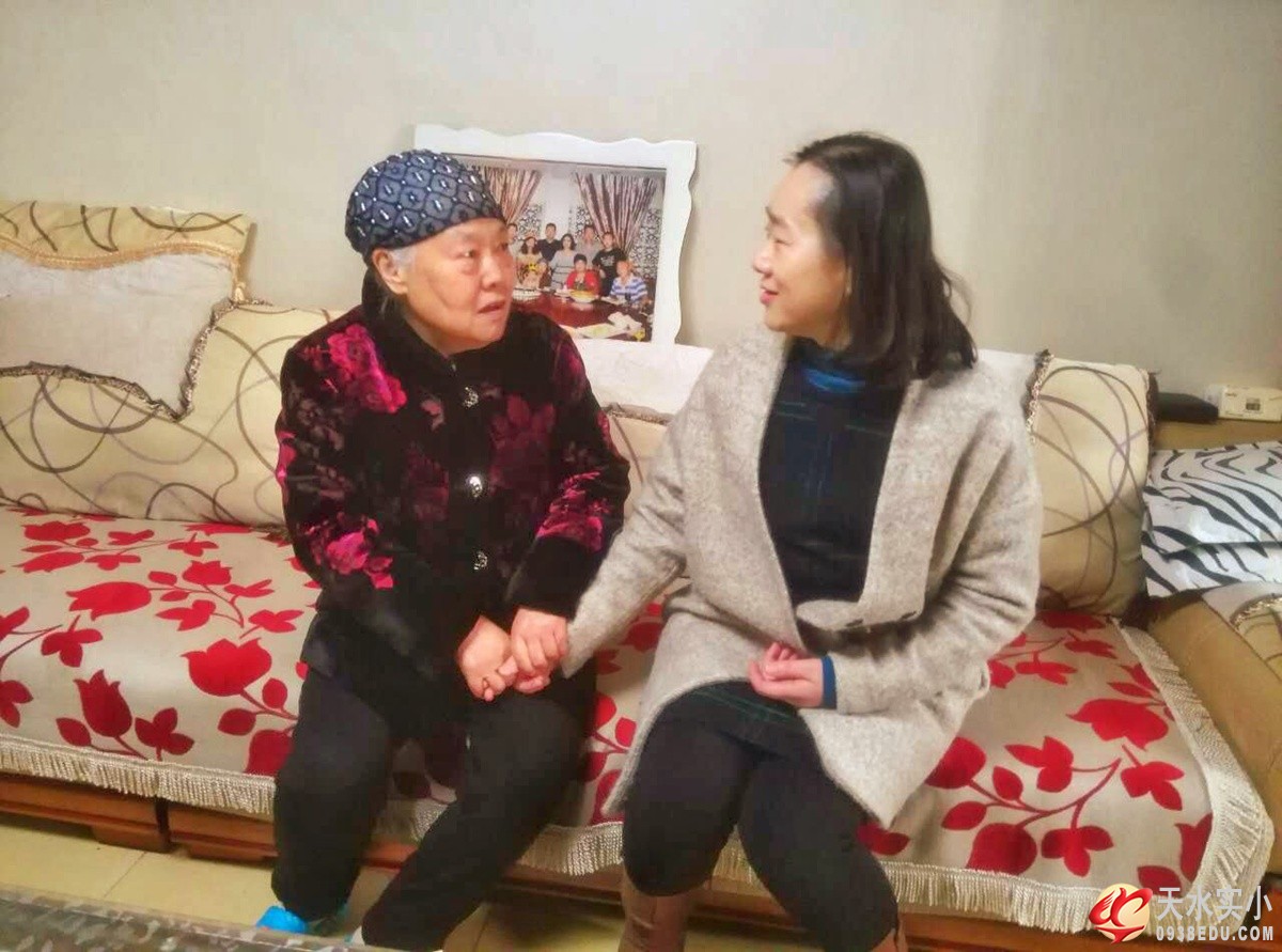 校领导慰问退休教师、患病教师和社区孤寡老人