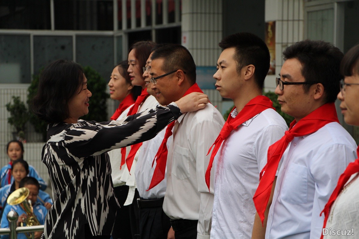 我校举行“迎接党的十九大，做好学生领路人”庆祝教师节大会