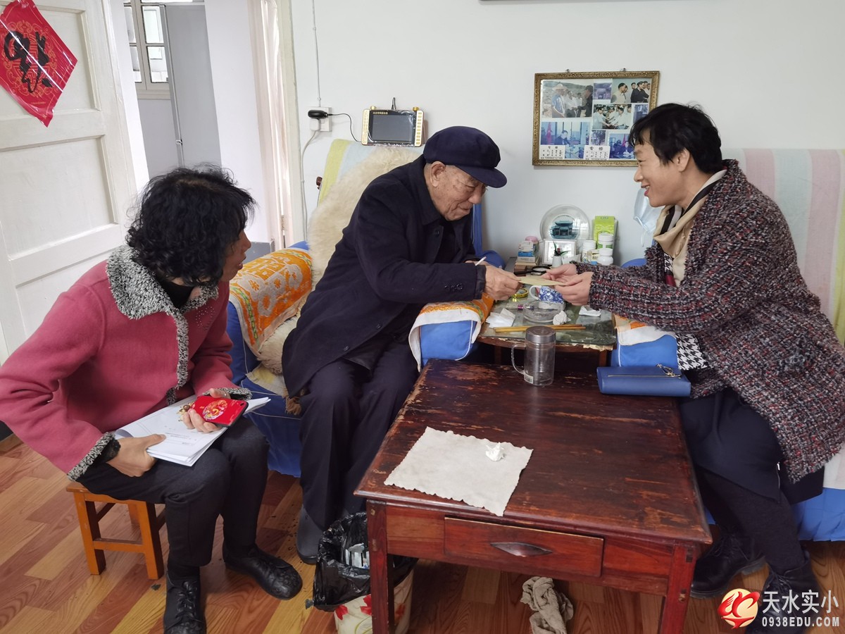 校领导重阳节走访慰问离退休教师