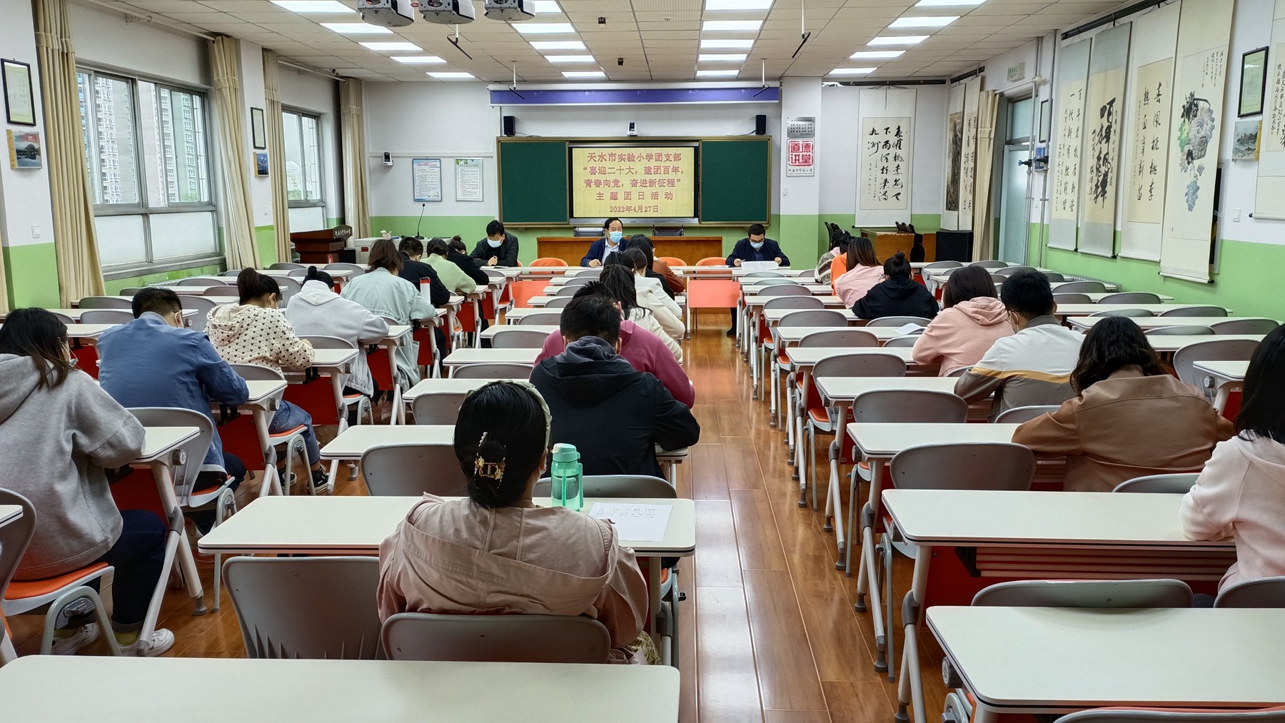 “喜迎二十大，建团百年，青春向党，奋进新征程”