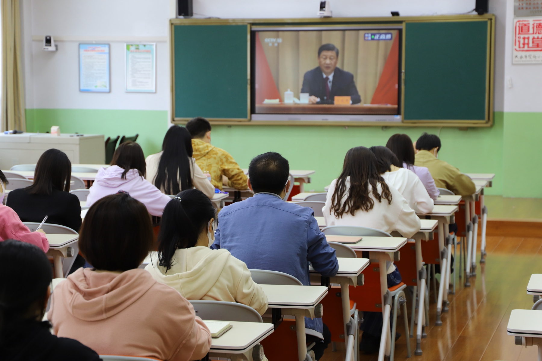 天水市实验小学组织师生观看庆祝中国共青团成立100周年大会