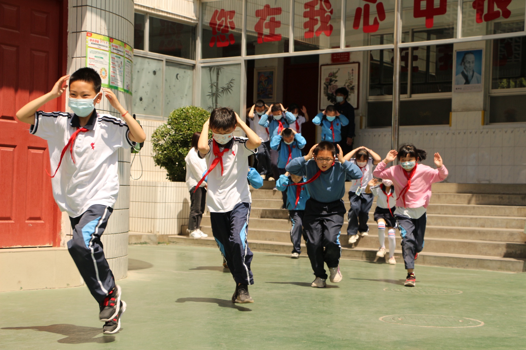 天水市实验小学全体师生开展了“减轻灾害风险，守护美好家园”疏散演练活动