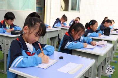 我的舞台我来秀——我校举行“我能行，我成功，我快乐”学生能力特长展示活动 ... ...