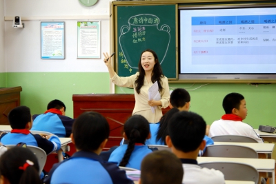 品群文之美 育核心素养——我校成功举办群文阅读教学辩课研讨活动 ...