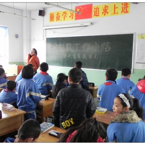 我校各班召开“回头看看我自己”主题班会