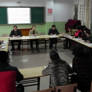 我校党员认真学习中共十八大精神