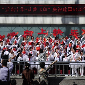 我校举行“爱我中华，让梦飞翔”国庆演唱会