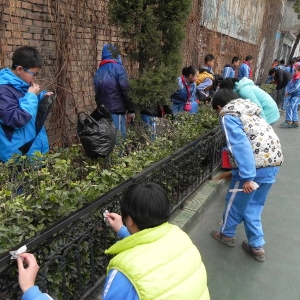 我校开展“学雷锋，见行动”实践活动