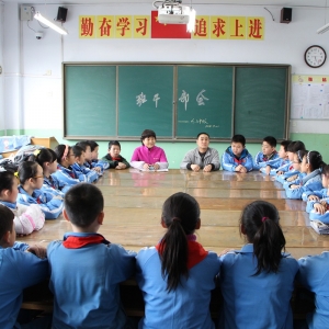 我校召开了班队干部座谈会